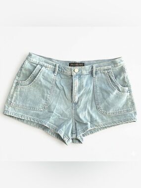 ABERCROMBIE & FITCH Light Wash High Rise Utility Denim Shorts Size 30 / 10